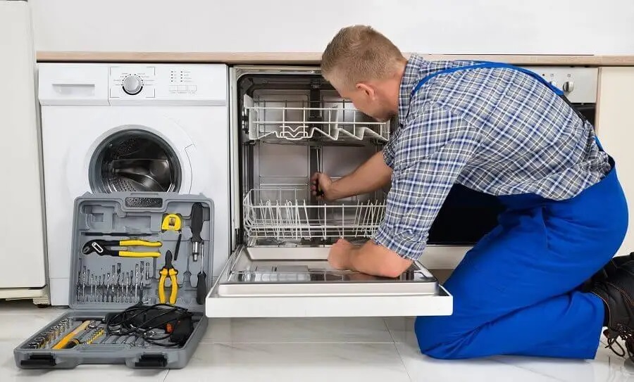 Buca Gaggenau servisi teknisyen ekibi beyaz eşya tamiri yaparken